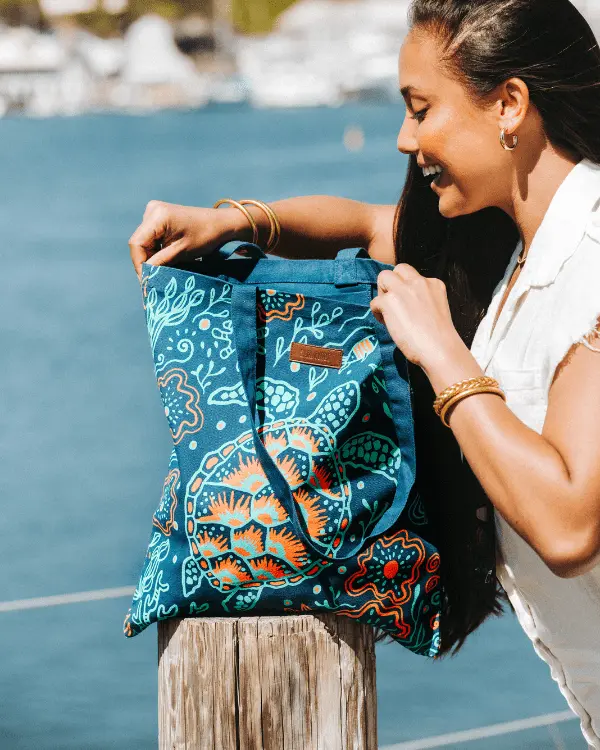 Alternative view of Reef Turtles Everyday Tote | Sand Cloud